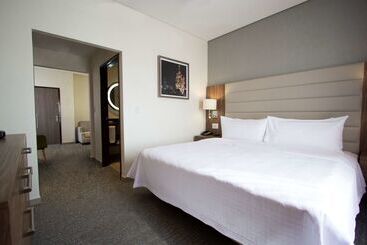 هتل Fiesta Inn Suites Aeropuerto Del Bajío