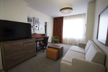 هتل Fiesta Inn Suites Aeropuerto Del Bajío