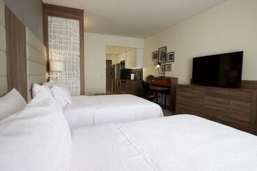 هتل Fiesta Inn Suites Aeropuerto Del Bajío