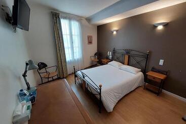 Logis Hotels   Le Relais Des Deux Vallées   Hôtel Et Restaurant