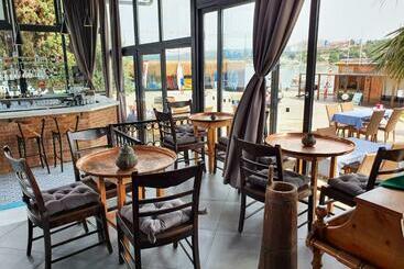 Maya Bistro Hotel & Beach