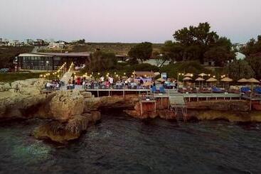 Maya Bistro Hotel & Beach