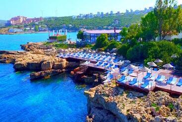 Maya Bistro Hotel & Beach