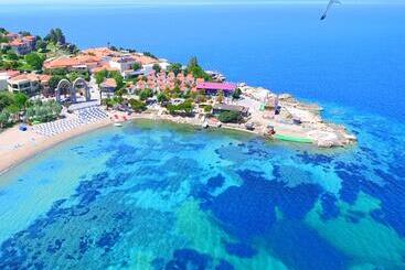 Maya Bistro Hotel & Beach