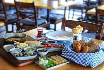 Maya Bistro Hotel & Beach