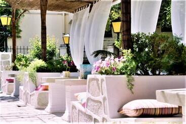 هتل Sirena Beach