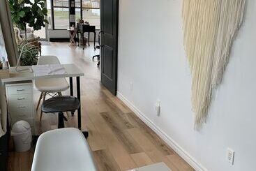 هتل Auberge Shores Inn &