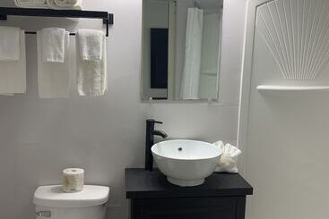 هتل Auberge Shores Inn &