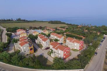 هتل Fournia Village
