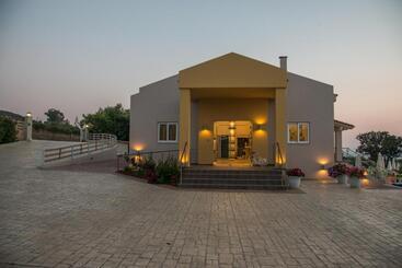 هتل Fournia Village