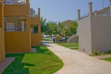 هتل Fournia Village