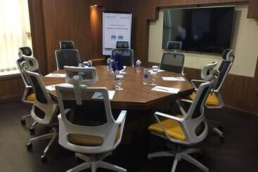 هتل Golden Tulip Headington