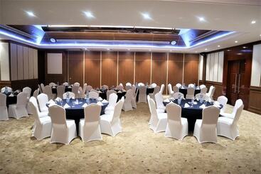 هتل Golden Tulip Headington