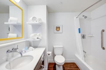 هتل Hampton Inn & Suites Boston/waltham