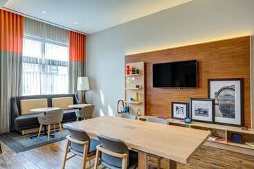 هتل Hampton Inn & Suites Boston/waltham