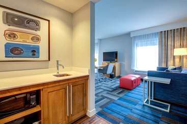 هتل Hampton Inn & Suites Boston/waltham