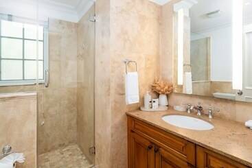 هتل The Regent Grand