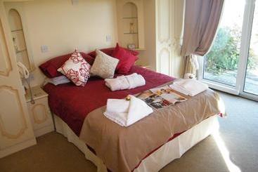 تختخواب و صبحانه Eastcote Luxury Guest House