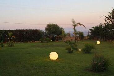 تختخواب و صبحانه Villa Savarino