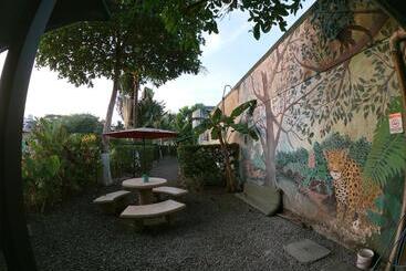 هتل Perico Azul & Surf Camp