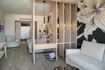 Vangelis Hotel & Suites
