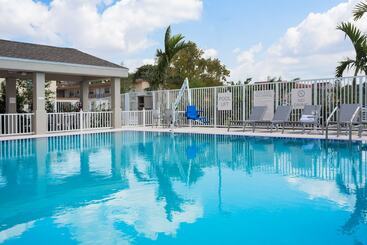 هتل Candlewood Suites Miami Intl Airport   36th St, An Ihg