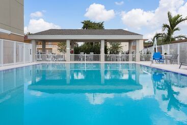 هتل Candlewood Suites Miami Intl Airport 36th St, An Ihg