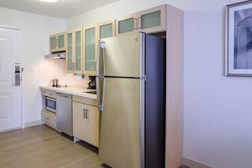 هتل Candlewood Suites Miami Intl Airport   36th St, An Ihg