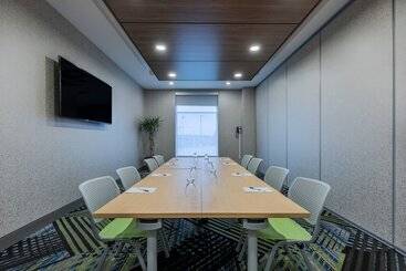 هتل Holiday Inn Express & Suites Moncton, An Ihg
