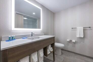 هتل Holiday Inn Express & Suites Moncton, An Ihg