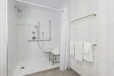 هتل Holiday Inn Express & Suites Moncton, An Ihg