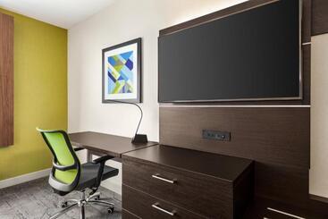 هتل Holiday Inn Express & Suites Redding, An Ihg
