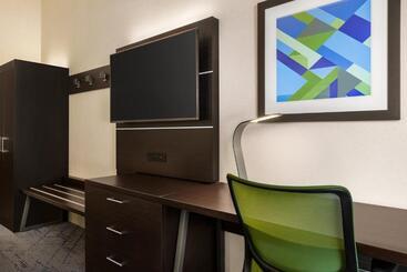 هتل Holiday Inn Express & Suites Redding, An Ihg