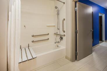 هتل Holiday Inn Express & Suites Redding, An Ihg