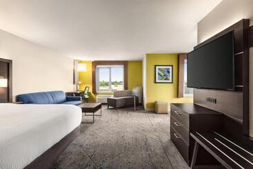 هتل Holiday Inn Express & Suites Redding, An Ihg