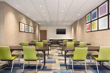 هتل Holiday Inn Express & Suites Redding, An Ihg