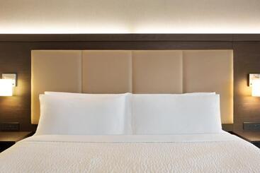 هتل Holiday Inn Express & Suites Redding, An Ihg