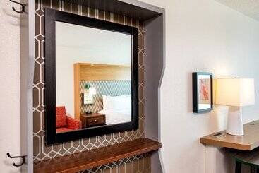 هتل Holiday Inn Newport News   Hampton By Ihg