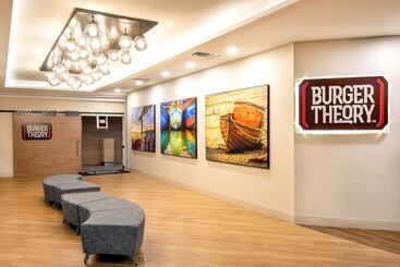 هتل Holiday Inn Newport News   Hampton By Ihg