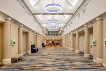 هتل Holiday Inn Newport News   Hampton By Ihg