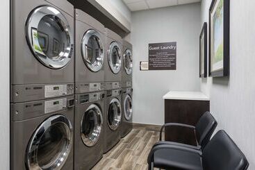 هتل Homewood Suites By Hilton Ottawa Airport