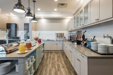 هتل Homewood Suites By Hilton Ottawa Airport