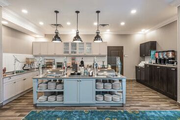 هتل Homewood Suites By Hilton Ottawa Airport