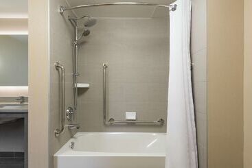 هتل Homewood Suites By Hilton Ottawa Airport