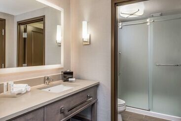 هتل Homewood Suites By Hilton Ottawa Airport
