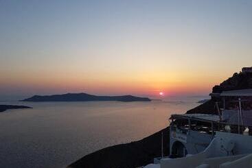 هتل On The Cliff
