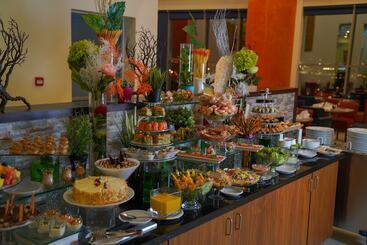 هتل Ramada Encore By Wyndham Kuwait Downtown