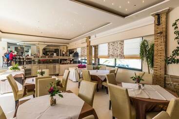 Zante Plaza Hotel & Apartments