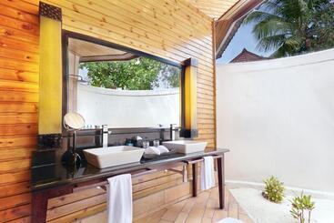 Komandoo Island Resort & Spa