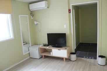 Hi & J Guesthouse  Hostel